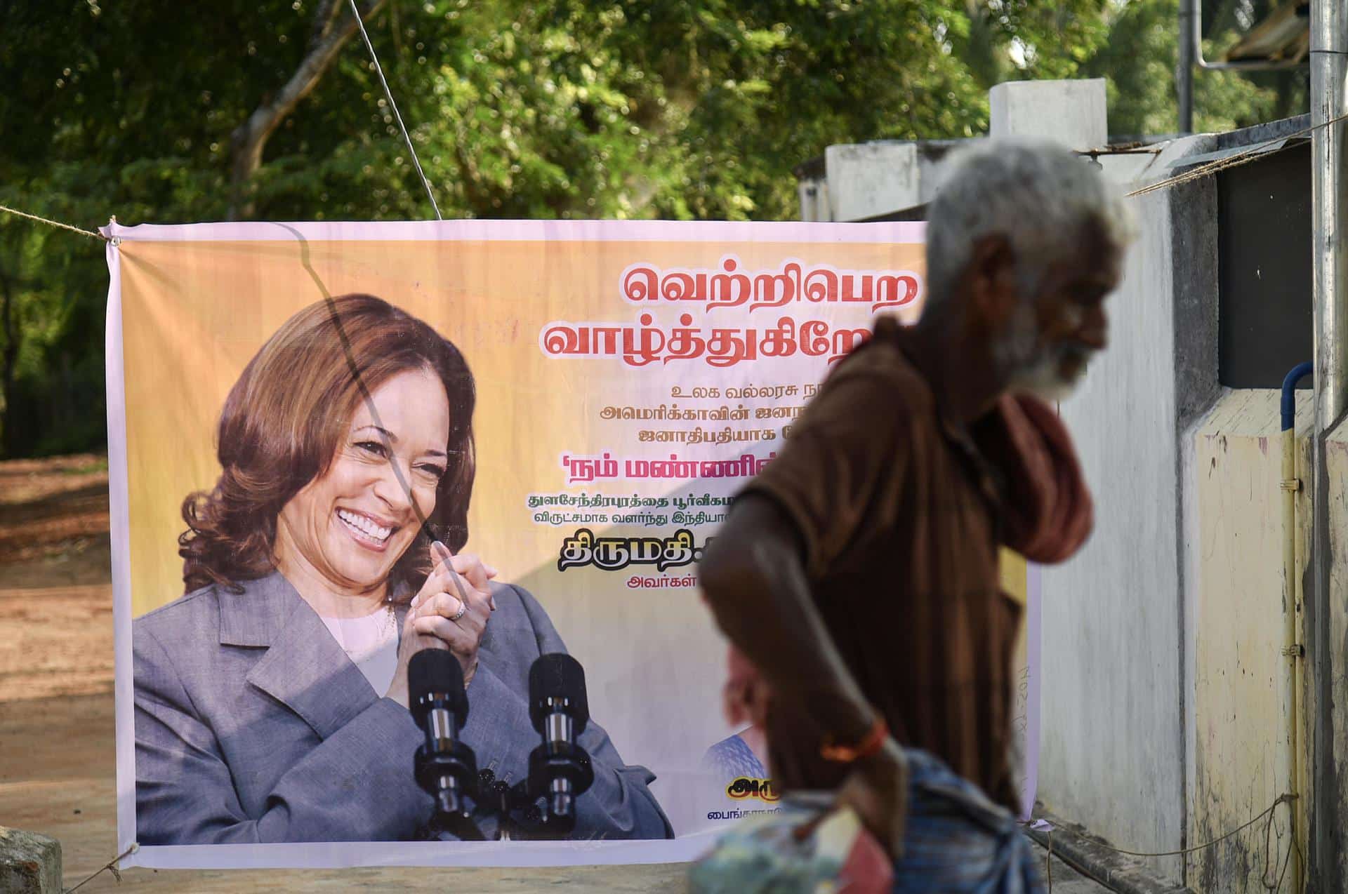 Un hombre indio pasa junto a un cartel que muestra a la vicepresidenta de EE. UU. y candidata presidencial demócrata Kamala Harris, exhibido en su aldea ancestral de Thulasendrapuram, en el estado de Tamil Nadu, India, 05 de noviembre de 2024. Thulasendrapuram fue el hogar del abuelo materno de Harris, quien nació en el pueblo hace más de 100 años. Las elecciones presidenciales de EE. UU. se llevarán a cabo el 05 de noviembre de 2024. EFE/EPA/RAGUL KRISHNAN