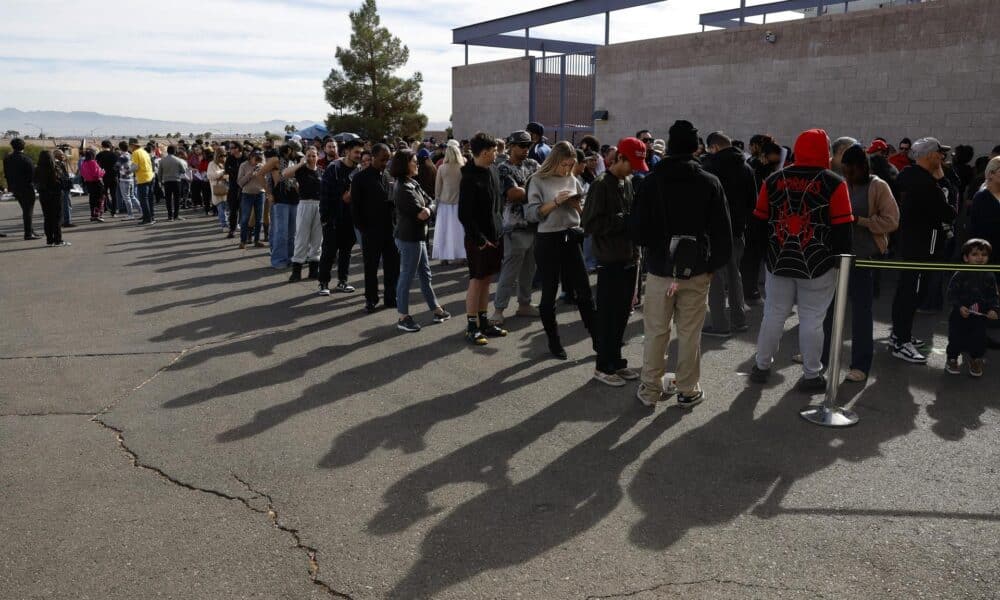 People wait in line to cast their votes on Election Day at Desert Breeze Community Center in Las Vegas, Nevada, USA, 05 November 2024. EFE/EPA/Caroline Brehman