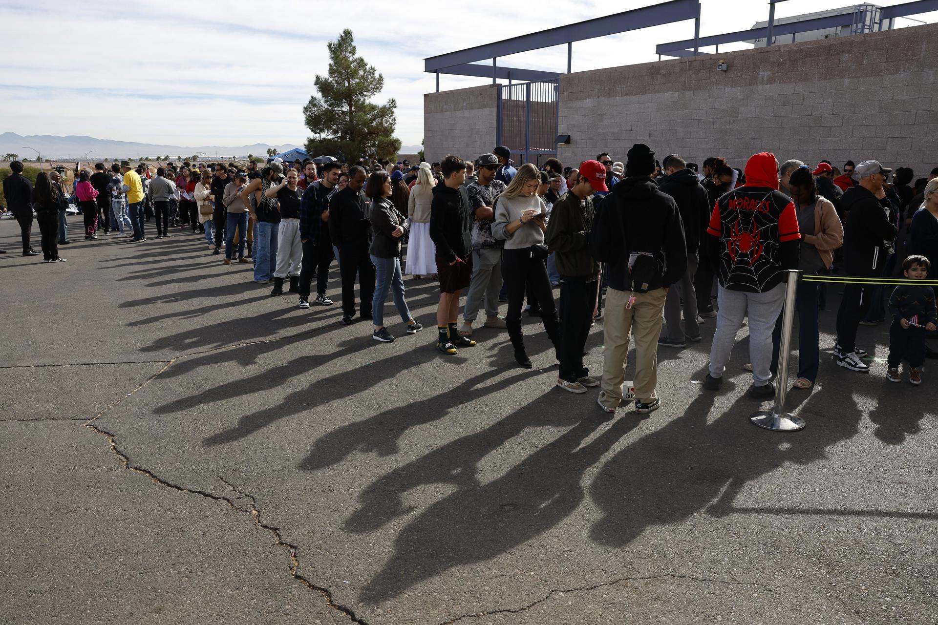 People wait in line to cast their votes on Election Day at Desert Breeze Community Center in Las Vegas, Nevada, USA, 05 November 2024. EFE/EPA/Caroline Brehman