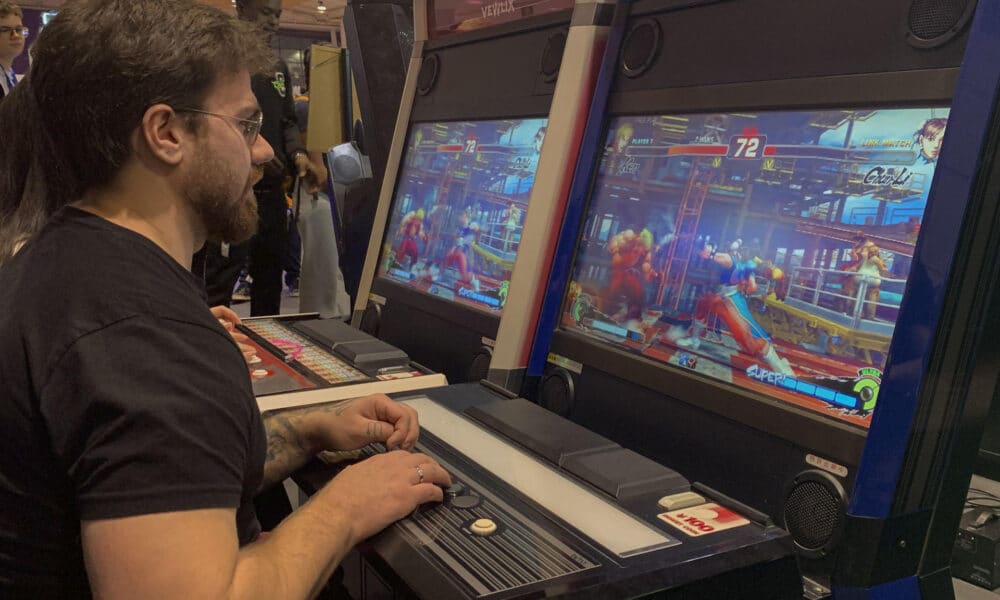 Dos jóvenes juegan una partida del simulador de peleas 'Street Fighter' hoy viernes en la Lisboa Games Week, la mayor feria de videojuegos de Portugal. EFE/Carlos Caselles.