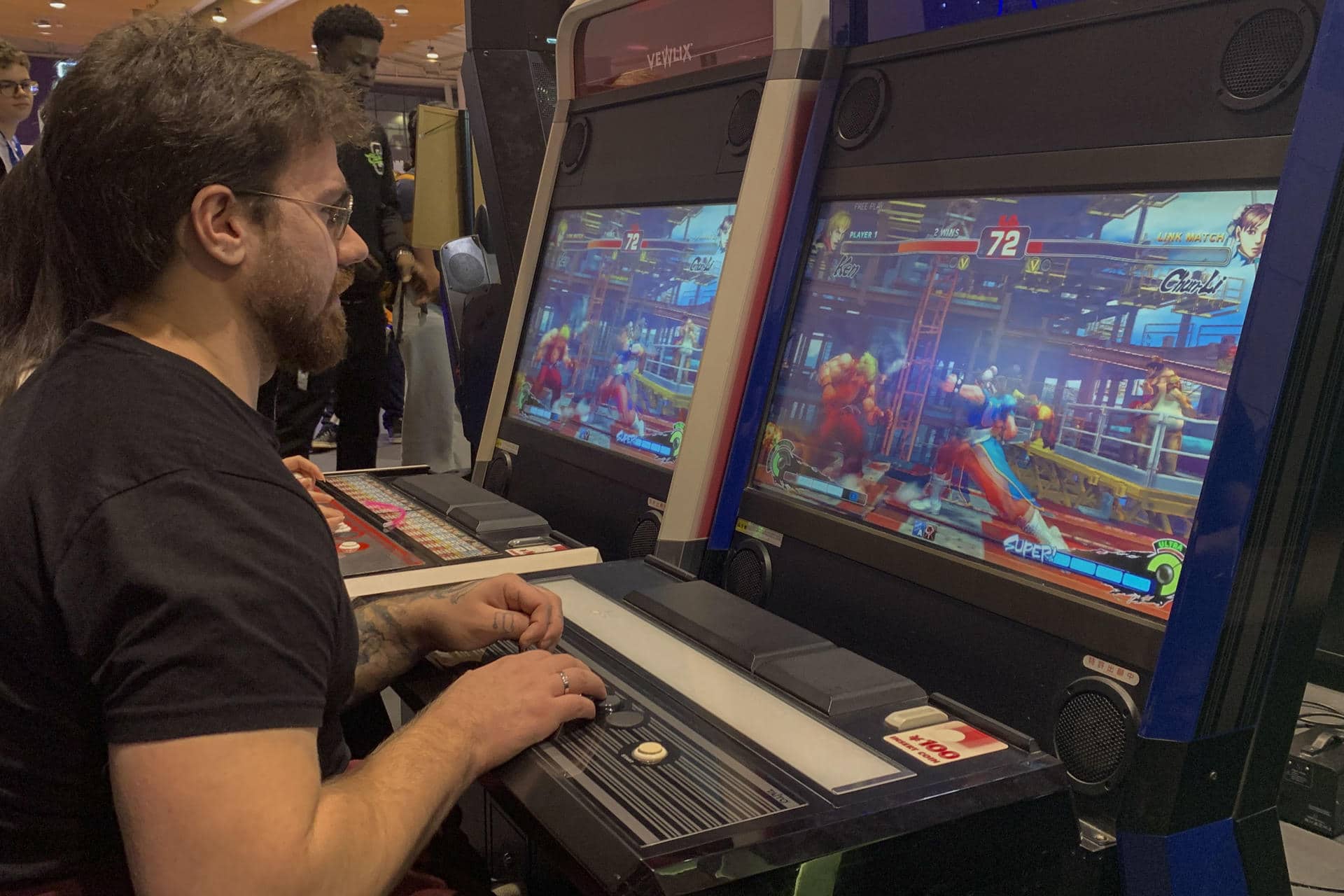 Dos jóvenes juegan una partida del simulador de peleas 'Street Fighter' hoy viernes en la Lisboa Games Week, la mayor feria de videojuegos de Portugal. EFE/Carlos Caselles.