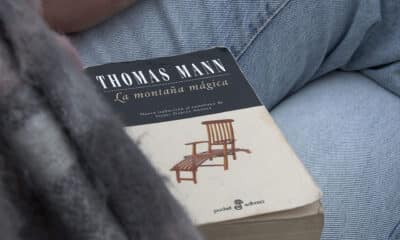 Imagen de archivo de la novela 'La montaña mágica' (Der Zauberberg, en alemán) de Thomas Mann publicada por Plaza & Janés, considerada un clásico de la literatura en lengua alemana. EFE/Paloma Puente