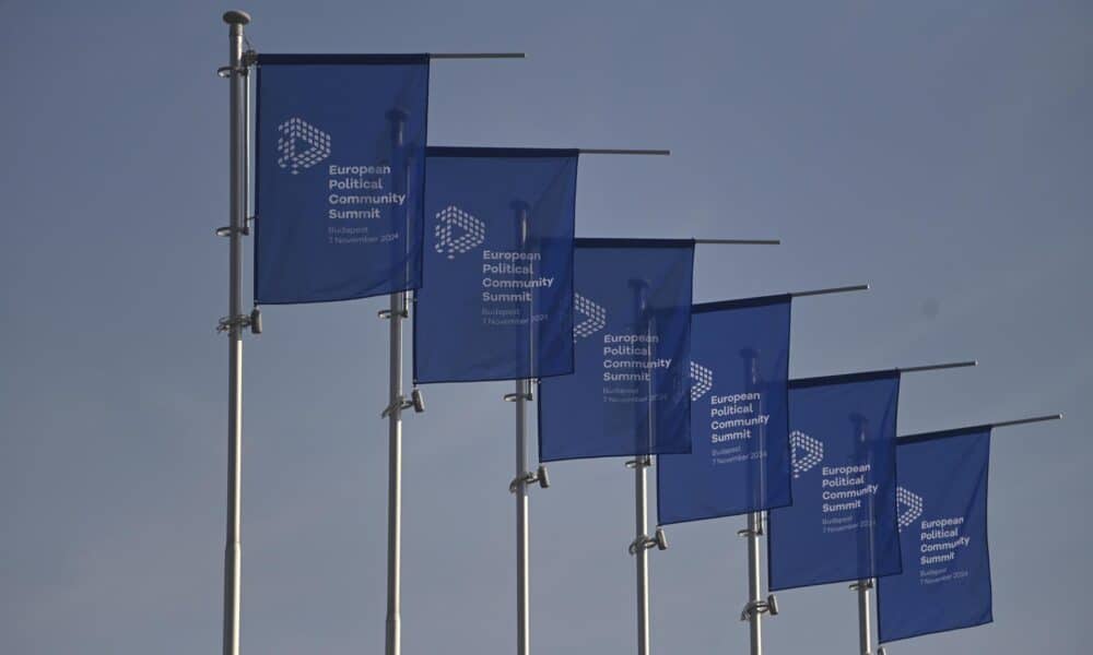 Banderas con el logo de la quinta cumbre de la Comunidad Política Europea (CPE) celebrada en el Puskas Arena de Budapest, Hungría, el 7 de noviembre de 2024. EFE/EPA/ZOLTAN BALOGH HUNGARY OUT