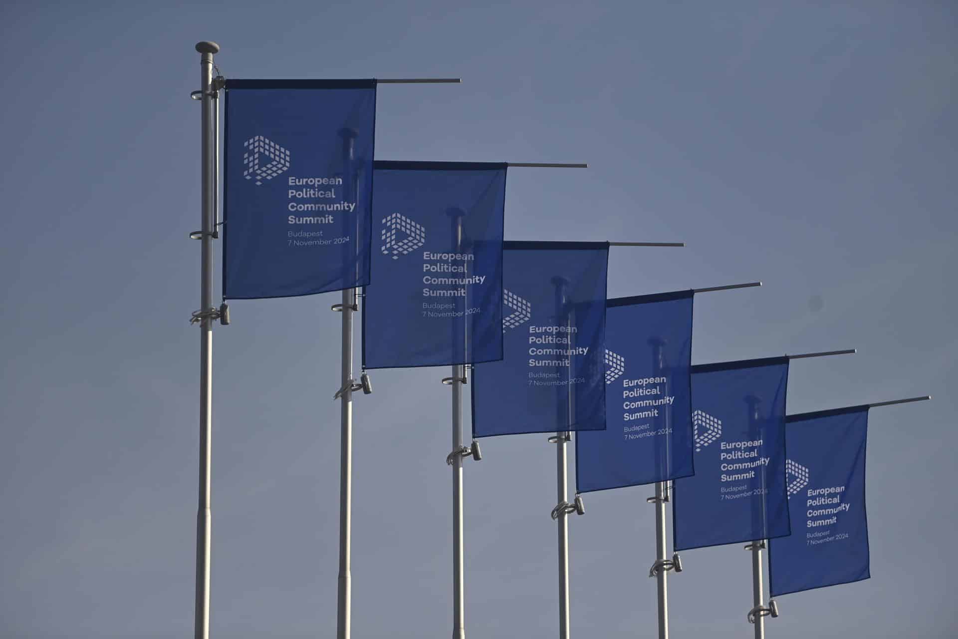 Banderas con el logo de la quinta cumbre de la Comunidad Política Europea (CPE) celebrada en el Puskas Arena de Budapest, Hungría, el 7 de noviembre de 2024. EFE/EPA/ZOLTAN BALOGH HUNGARY OUT