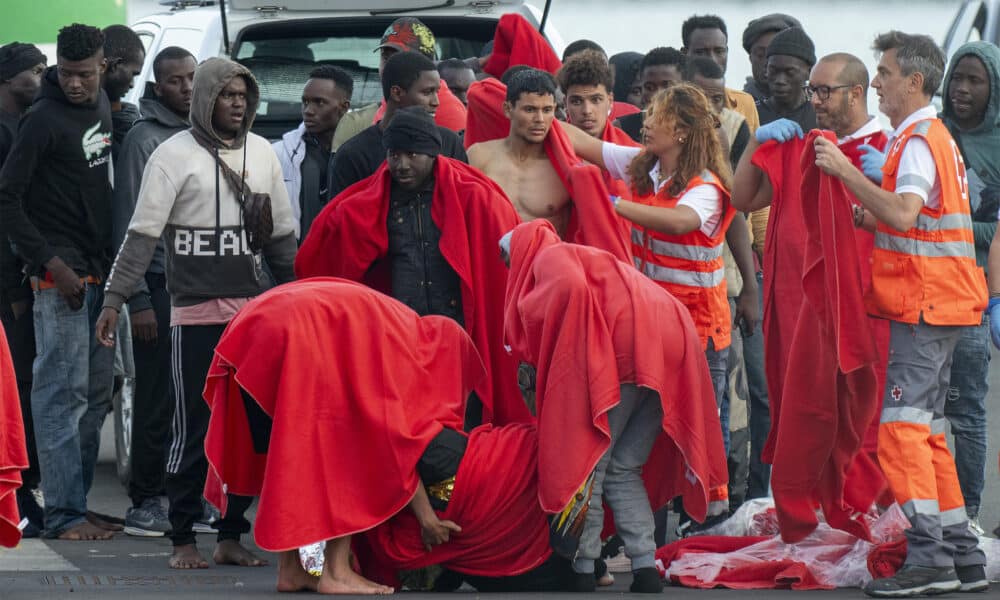 Llegada de inmigrantes al puerto de Arrecife en Lanzarote este domingo. La Salvamar Al Nair, de Salvamento Marítimo, ha rescatado en la tarde de este domingo a unas 80 personas de origen subsahariano y magrebí cuando viajaban en dos embarcaciones cerca de Lanzarote. Al menos cinco personas han fallecido al hundirse una de las embarcaciones, siendo rescatadas 17. EFE/ Adriel Perdomo