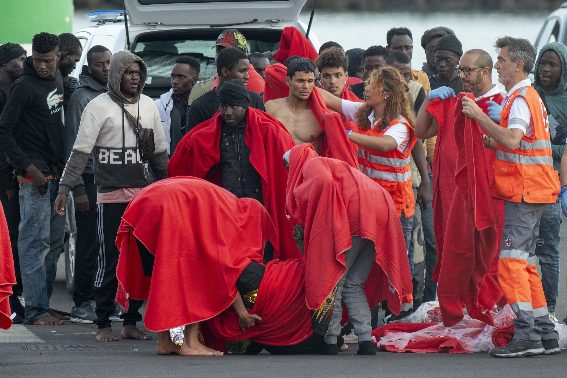 Llegada de inmigrantes al puerto de Arrecife en Lanzarote este domingo. La Salvamar Al Nair, de Salvamento Marítimo, ha rescatado en la tarde de este domingo a unas 80 personas de origen subsahariano y magrebí cuando viajaban en dos embarcaciones cerca de Lanzarote. Al menos cinco personas han fallecido al hundirse una de las embarcaciones, siendo rescatadas 17. EFE/ Adriel Perdomo