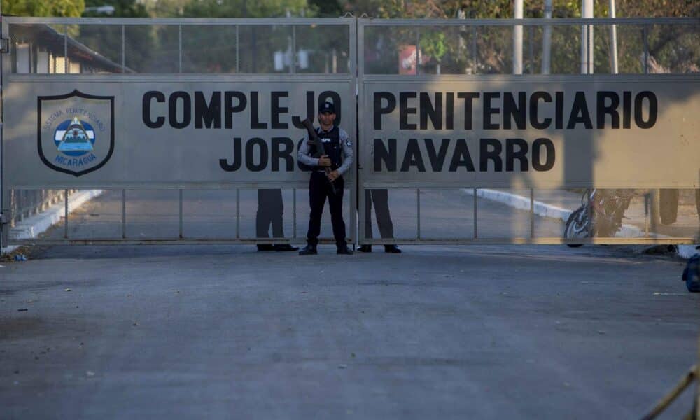 Fotografía de archivo que muestra a un guardia mientras resguarda la entrada del penitenciario Jorge Navarro 'La Modelo', en Managua (Nicaragua). EFE/ Jorge Torres