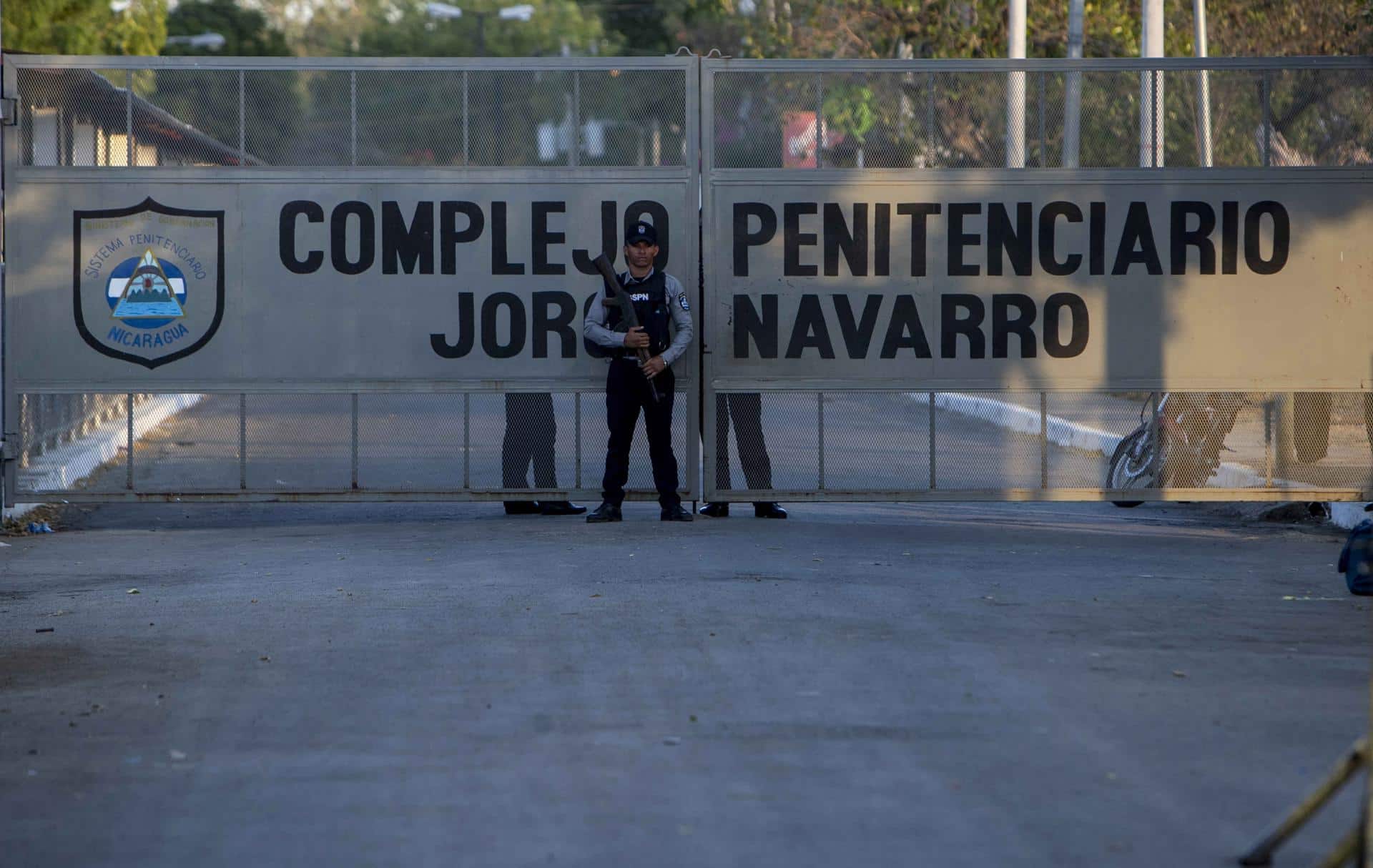 Fotografía de archivo que muestra a un guardia mientras resguarda la entrada del penitenciario Jorge Navarro 'La Modelo', en Managua (Nicaragua). EFE/ Jorge Torres