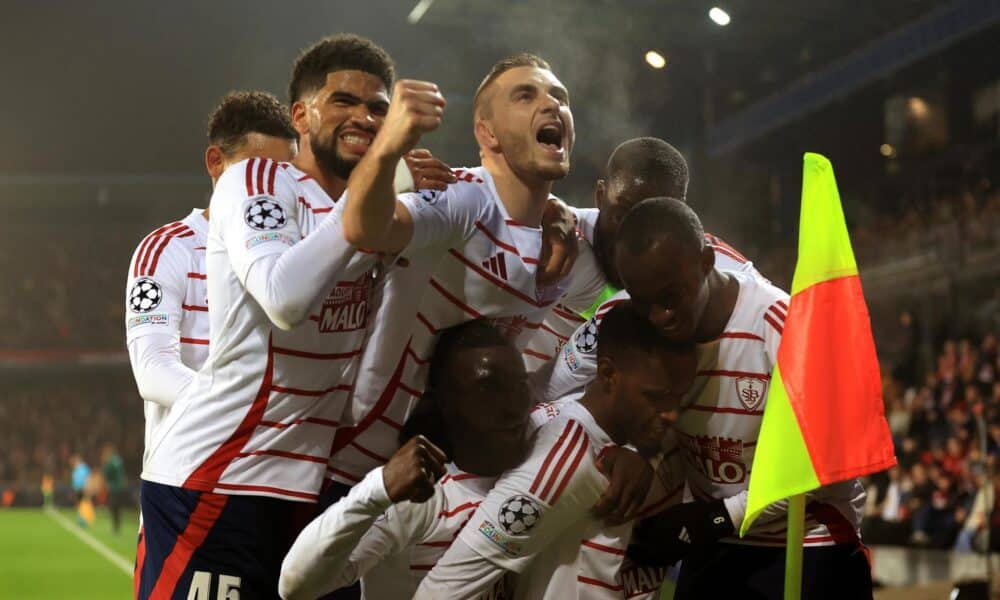 El jugador del Brest Edimilson Fernandes (2-d) celebra el 0-1 durante el partido de la UEFA Champions League que han jugado Sparta Prague y Stade Brestois 29, en Praga, República Checa. EFE/EPA/MARTIN DIVISEK