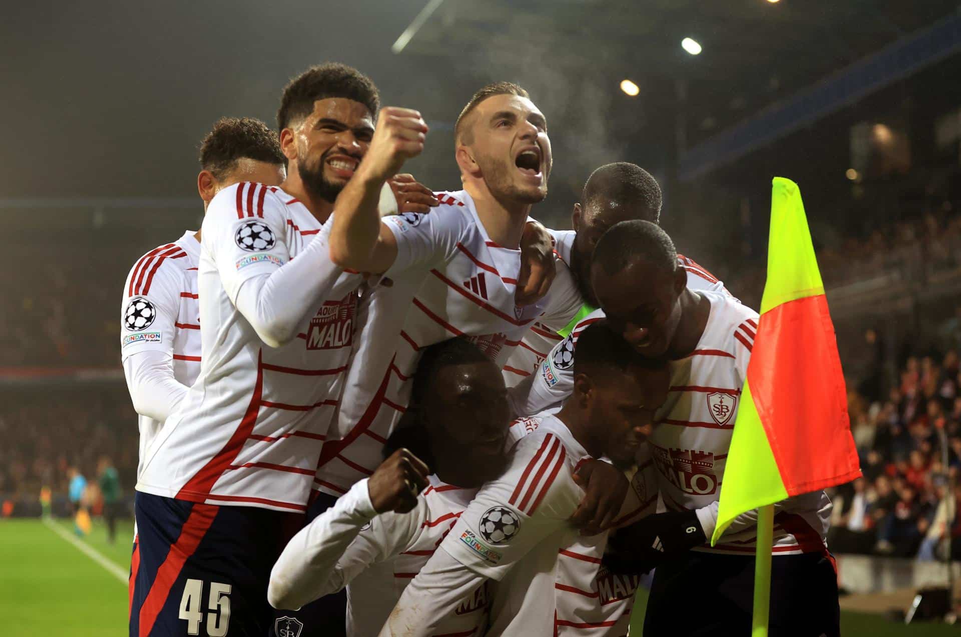 El jugador del Brest Edimilson Fernandes (2-d) celebra el 0-1 durante el partido de la UEFA Champions League que han jugado Sparta Prague y Stade Brestois 29, en Praga, República Checa. EFE/EPA/MARTIN DIVISEK