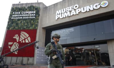 Un integrante de las Fuerzas Armadas de Ecuador vigila afuera del museo Pumapungo, donde se lleva a cabo la sesión final de la XXIX Cumbre Iberoamericana este viernes en Cuenca (Ecuador). EFE/ Mariscal