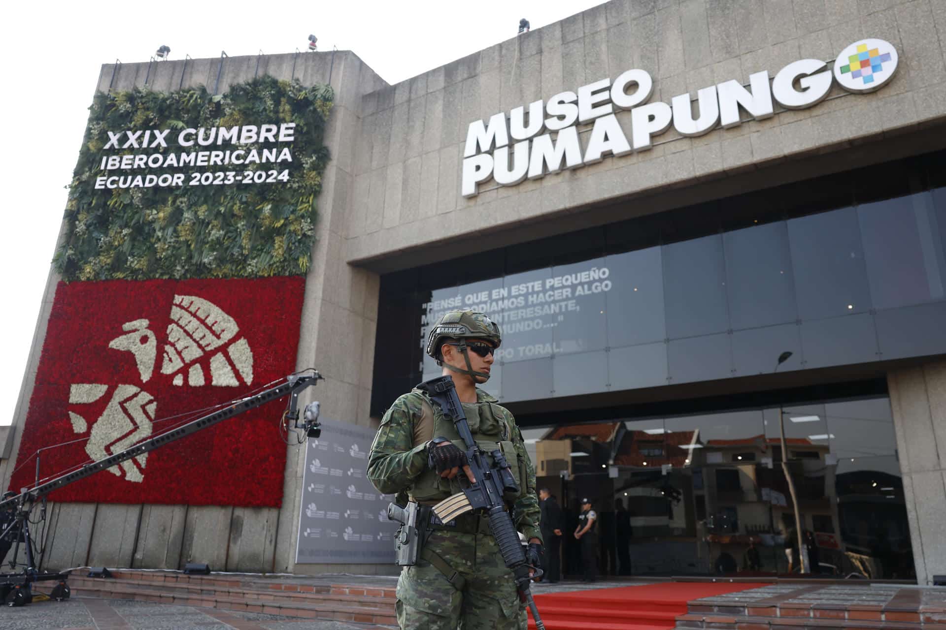 Un integrante de las Fuerzas Armadas de Ecuador vigila afuera del museo Pumapungo, donde se lleva a cabo la sesión final de la XXIX Cumbre Iberoamericana este viernes en Cuenca (Ecuador). EFE/ Mariscal