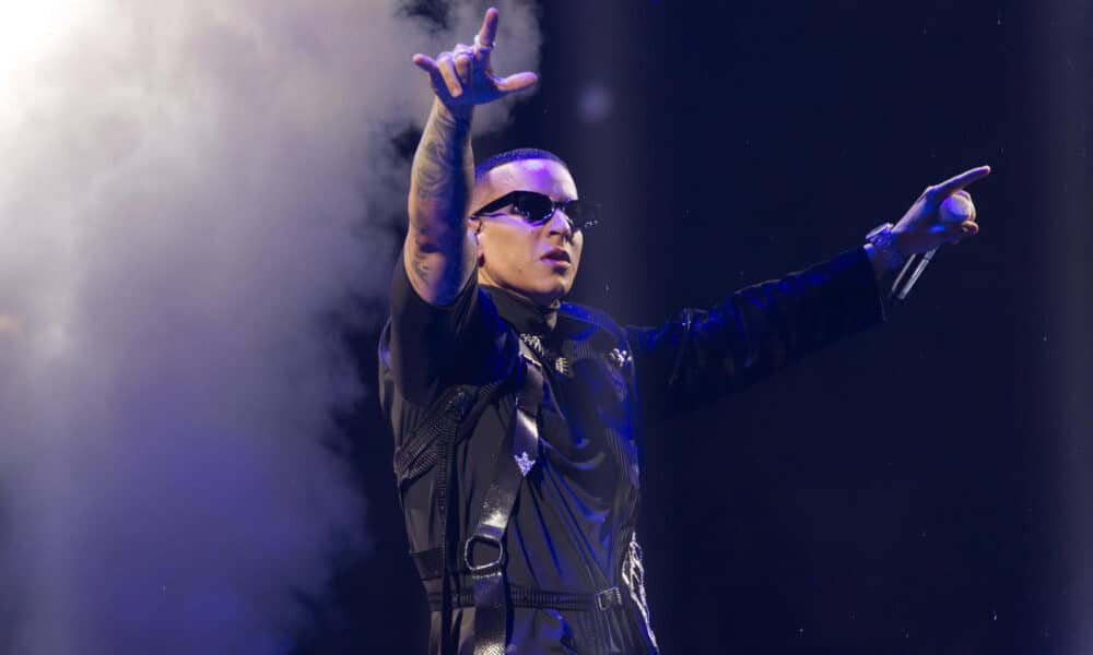 Fotografía de archivo del 11 de noviembre de 2023 del cantante Daddy Yankee en su concierto "La Meta" en el Coliseo Jose Miguel Agrelot en San Juan (Puerto Rico). EFE/Thais Llorca