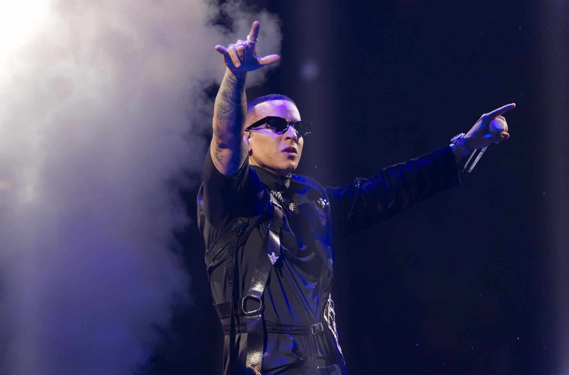 Fotografía de archivo del 11 de noviembre de 2023 del cantante Daddy Yankee en su concierto "La Meta" en el Coliseo Jose Miguel Agrelot en San Juan (Puerto Rico). EFE/Thais Llorca