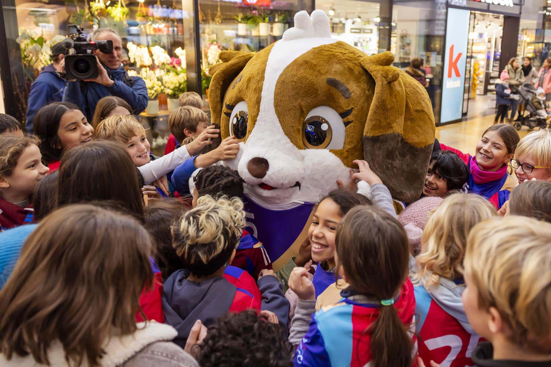 Una perrita de raza San Bernardo, llamada Maddli, será la mascota oficial de la próxima Eurocopa femenina, que se disputará del 2 al 27 de julio de 2025 en Suiza. EFE/EPA/SALVATORE DI NOLFI