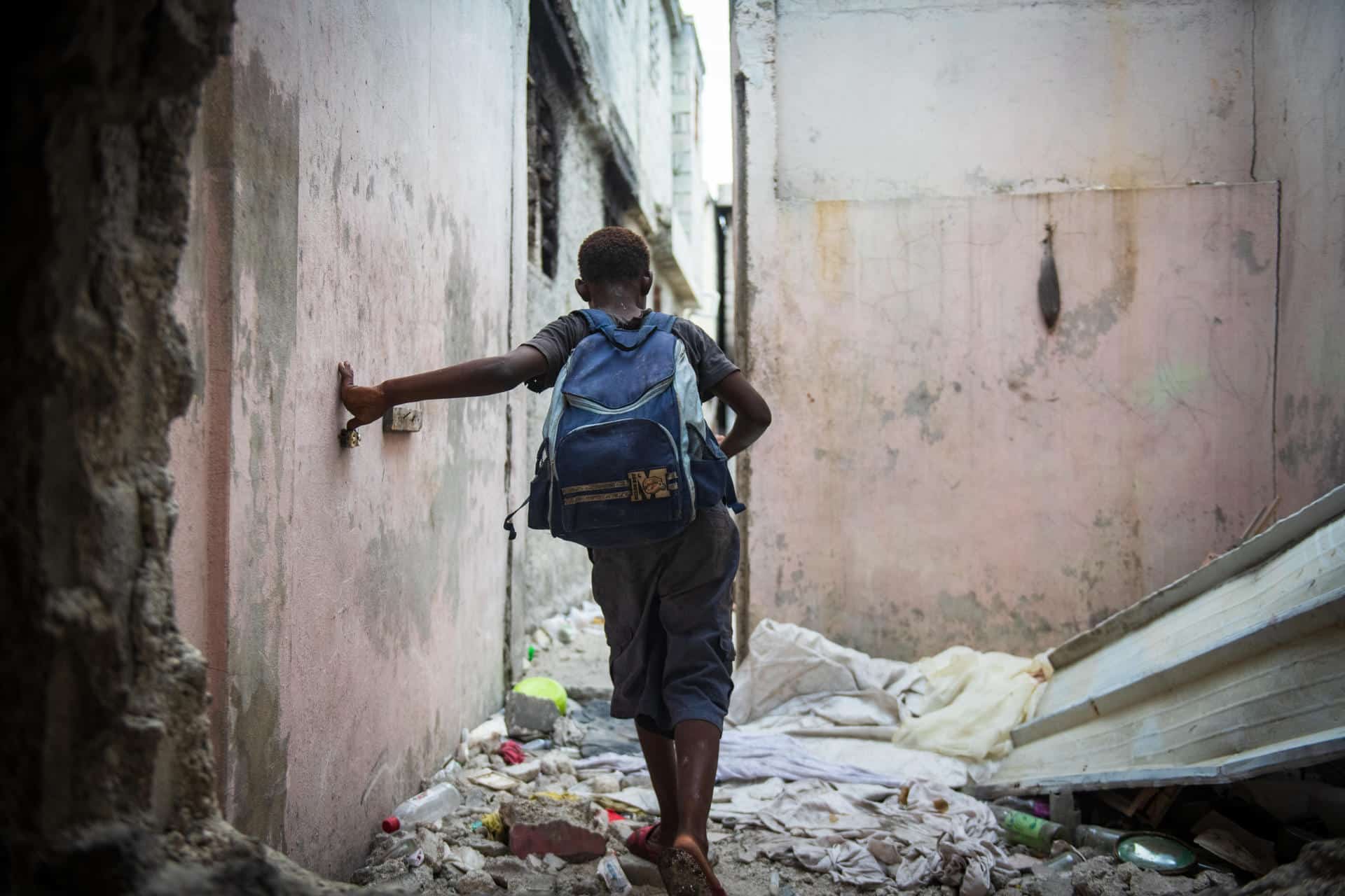 Una persona camina rodeada de escombros y basura, este martes en Puerto Príncipe (Haití). El área metropolitana de Puerto Príncipe está paralizado este martes por segundo día consecutivo, con el cierre del principal aeropuerto, las escuelas y numerosas instituciones públicas y privadas, tras la violenta jornada de ayer, a raíz de las amenazas de bandas armadas que controlan alrededor del 80 % de la capital. EFE/ Johnson Sabin