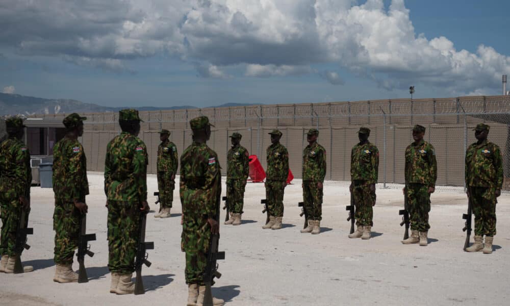 Fotografía de archivo de agentes de la policía keniana formando en la base de la Misión Multinacional de Apoyo a la Seguridad (MMAS), en Puerto Príncipe (Haití). EFE/ Johnson Sabin