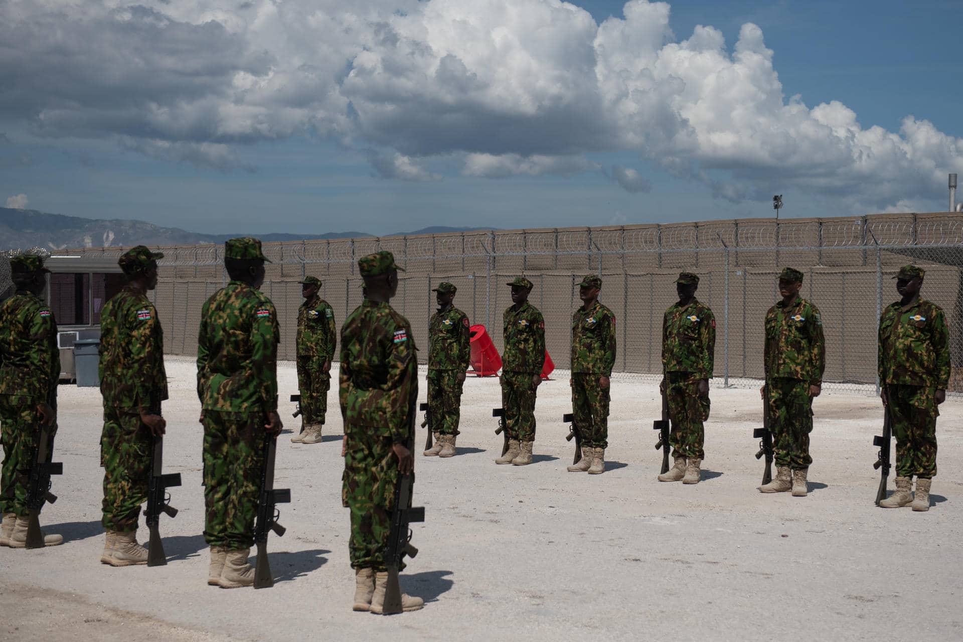 Fotografía de archivo de agentes de la policía keniana formando en la base de la Misión Multinacional de Apoyo a la Seguridad (MMAS), en Puerto Príncipe (Haití). EFE/ Johnson Sabin