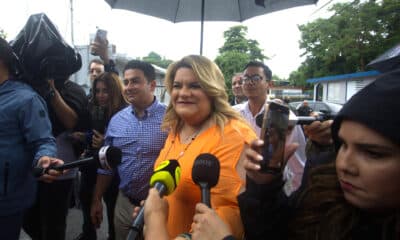 La candidata a la Gobernación de Puerto Rico por el Partido Nuevo Progresista (PNP), Jenniffer González, llega para depositar su voto al centro de votación instalado en la escuela Salvador Brau, este martes, en Carolina (Puerto Rico). EFE/ Thais Llora