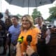 La candidata a la Gobernación de Puerto Rico por el Partido Nuevo Progresista (PNP), Jenniffer González, llega para depositar su voto al centro de votación instalado en la escuela Salvador Brau, este martes, en Carolina (Puerto Rico). EFE/ Thais Llora