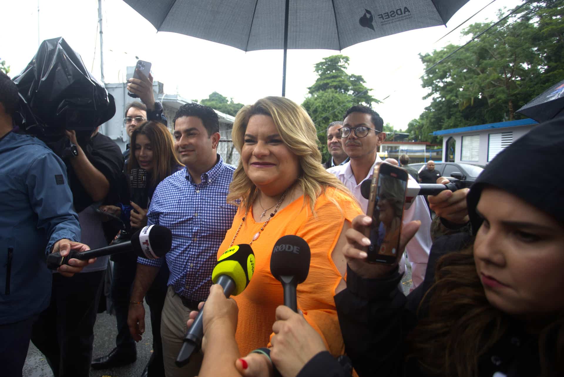 La candidata a la Gobernación de Puerto Rico por el Partido Nuevo Progresista (PNP), Jenniffer González, llega para depositar su voto al centro de votación instalado en la escuela Salvador Brau, este martes, en Carolina (Puerto Rico). EFE/ Thais Llora