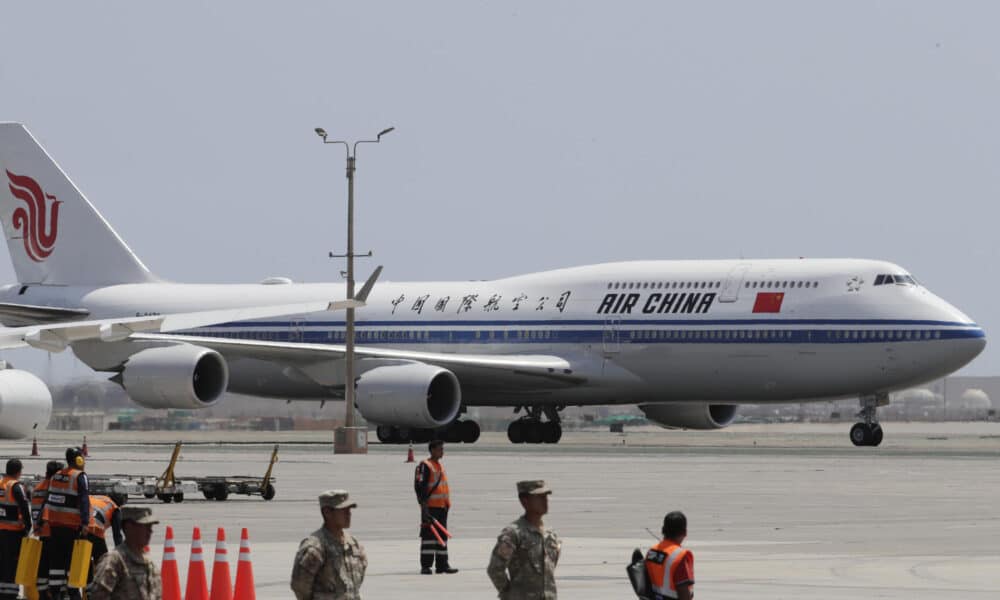 Aterriza el avión del presidente de la República Popular de China, Xi Jinping, a su llegada durante una visita oficial al país, este jueves en la Base Aérea del Callao en Lima (Perú). EFE/ Carlos Ortega