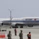 Aterriza el avión del presidente de la República Popular de China, Xi Jinping, a su llegada durante una visita oficial al país, este jueves en la Base Aérea del Callao en Lima (Perú). EFE/ Carlos Ortega