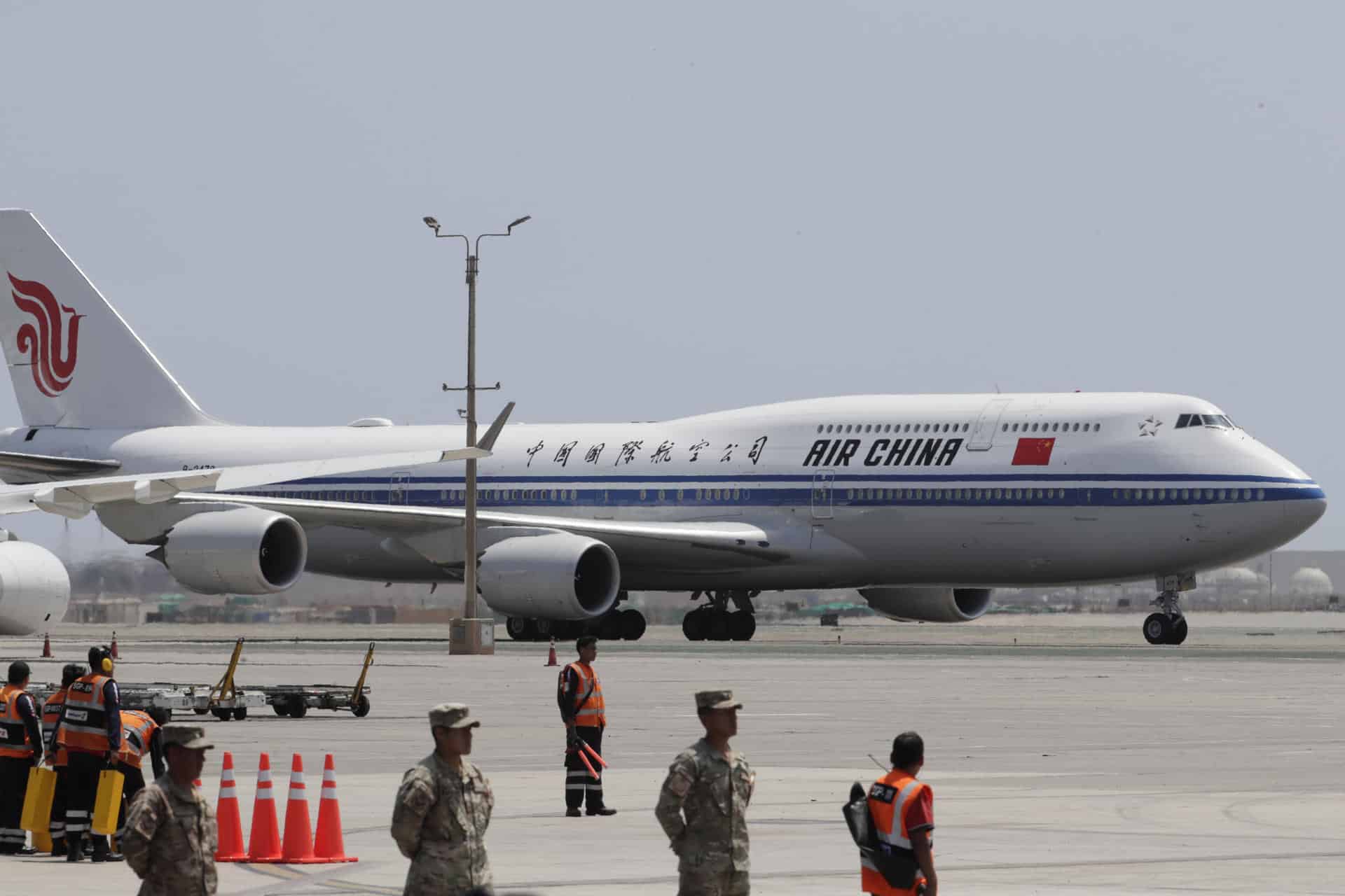 Aterriza el avión del presidente de la República Popular de China, Xi Jinping, a su llegada durante una visita oficial al país, este jueves en la Base Aérea del Callao en Lima (Perú). EFE/ Carlos Ortega