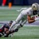 Fotografía de archivo de Chris Olave, receptor de 24 años de New Orleans Saints, quien sufrió este domingo la quinta conmoción cerebral en su carrera durante el primer cuarto del partido con Carolina Panthers.EFE/EPA/ERIK S. LESSER