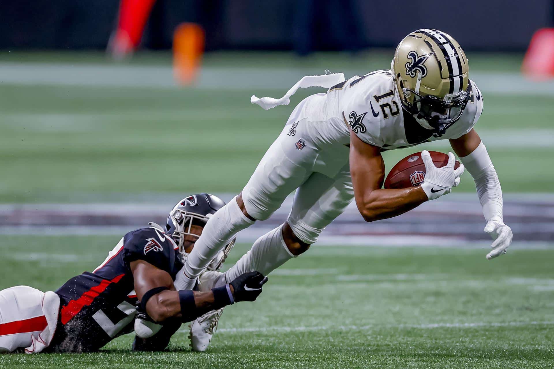 Fotografía de archivo de Chris Olave, receptor de 24 años de New Orleans Saints, quien sufrió este domingo la quinta conmoción cerebral en su carrera durante el primer cuarto del partido con Carolina Panthers.EFE/EPA/ERIK S. LESSER