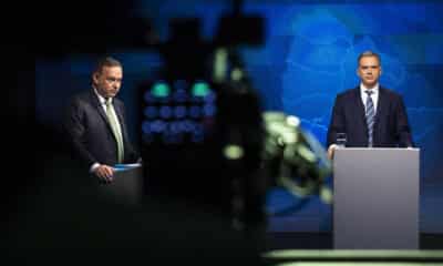 Fotografía cedida de los candidatos a la presidencia de Uruguay por el oficialista Partido Nacional, Álvaro Delgado (i), y el opositor Frente Amplio, Yamandú Orsi, durante un debate presidencial este domingo, en Montevideo (Uruguay). EFE/ Rodrigo Viera Amaral/ ASOCIACIÓN DE LA PRENSA URUGUAYA (APU)