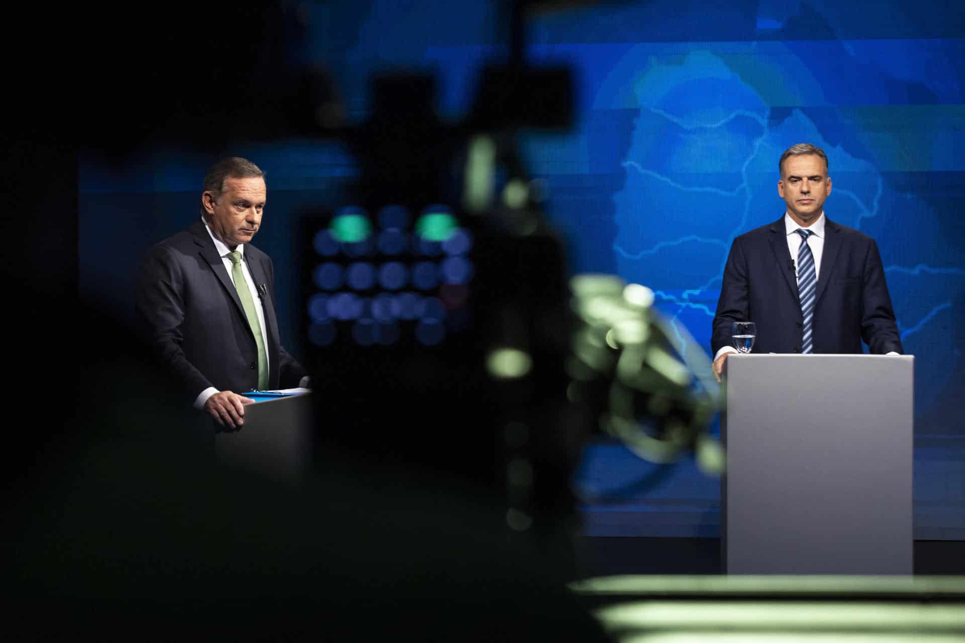 Fotografía cedida de los candidatos a la presidencia de Uruguay por el oficialista Partido Nacional, Álvaro Delgado (i), y el opositor Frente Amplio, Yamandú Orsi, durante un debate presidencial este domingo, en Montevideo (Uruguay). EFE/ Rodrigo Viera Amaral/ ASOCIACIÓN DE LA PRENSA URUGUAYA (APU)