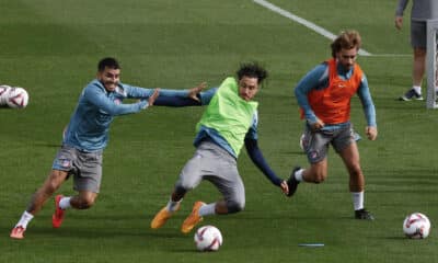 Correa, Giménez y Griezmann, en un momento del entrenamiento. EFE/ Chema Moya