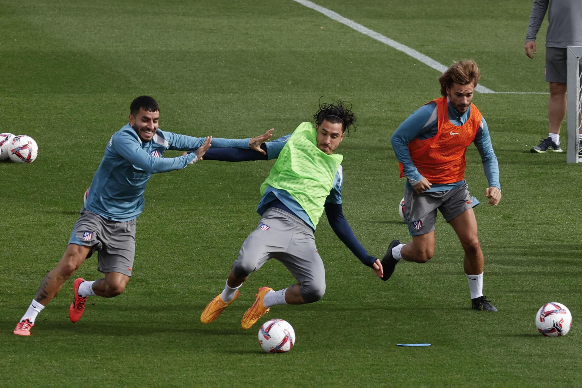 Correa, Giménez y Griezmann, en un momento del entrenamiento. EFE/ Chema Moya