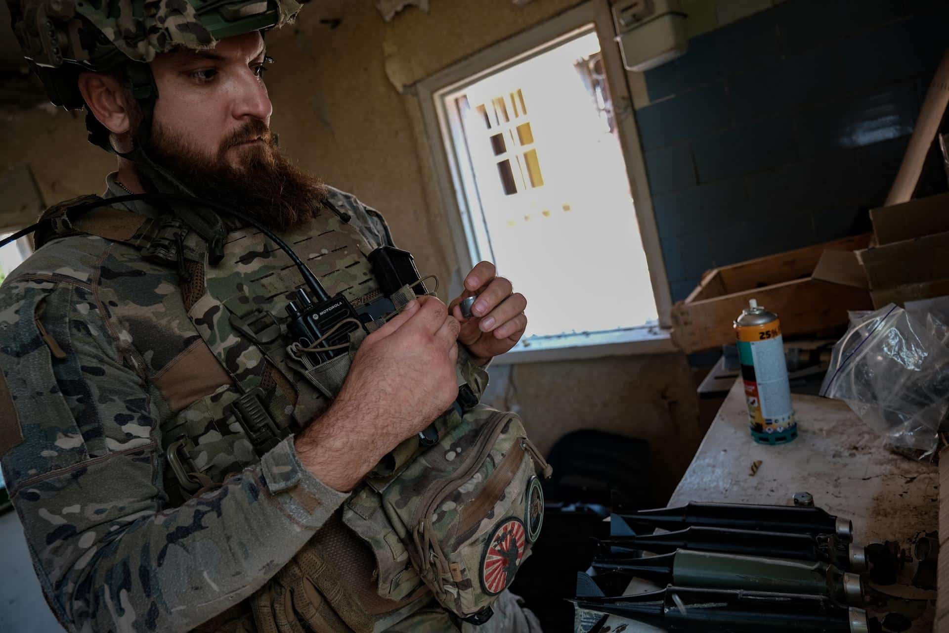 Un soldado de la unidad de inteligencia ucraniana 'Ochi' del 120.º Regimiento de Reconocimiento se prepara para colocar proyectiles explosivos para atacar drones en la ciudad de Chasiv Yar, región de Donetsk, Ucrania, en una imagen de archivo. EFE/EPA/MARIA SENOVILLA