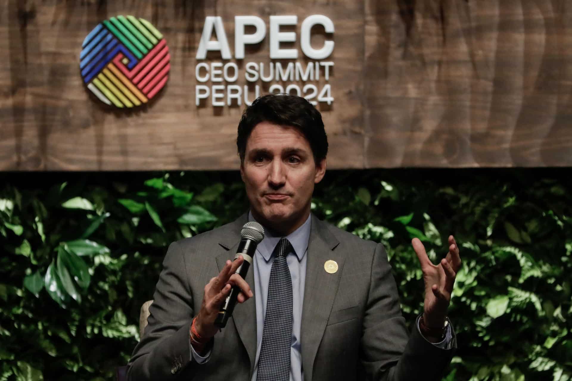 El primer ministro de Canadá, Justin Trudeau, habla durante la APEC CEO Summit, un evento empresarial paralelo a la reunión de líderes de APEC, este viernes en Lima (Perú). EFE/ Carlos Ortega