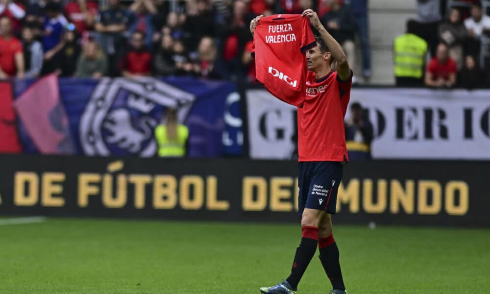 El jugador croata del Osasuna Ante Budimir muestra una camiseta con el mensaje 'Fuerza Valencia' antes del inicio del partido de la 12ª jornada de LaLiga contra el Osasuna en el Estadio de El Sadar, en Pamplona, este sábado. EFE/ Iñaki Porto