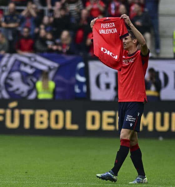 El jugador croata del Osasuna Ante Budimir muestra una camiseta con el mensaje 'Fuerza Valencia' antes del inicio del partido de la 12ª jornada de LaLiga contra el Osasuna en el Estadio de El Sadar, en Pamplona, este sábado. EFE/ Iñaki Porto