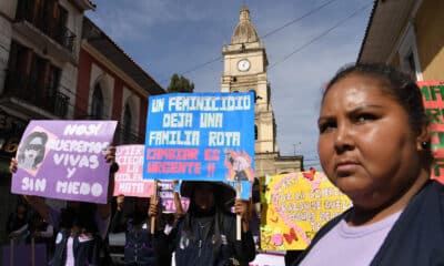 Mujeres sostienen carteles durante una marcha en el Día Internacional de la Eliminación de la Violencia contra la Mujer este 25 de noviembre de 2024, en Cochabamba (Bolivia). EFE/Jorge Ábrego