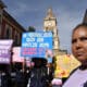 Mujeres sostienen carteles durante una marcha en el Día Internacional de la Eliminación de la Violencia contra la Mujer este 25 de noviembre de 2024, en Cochabamba (Bolivia). EFE/Jorge Ábrego