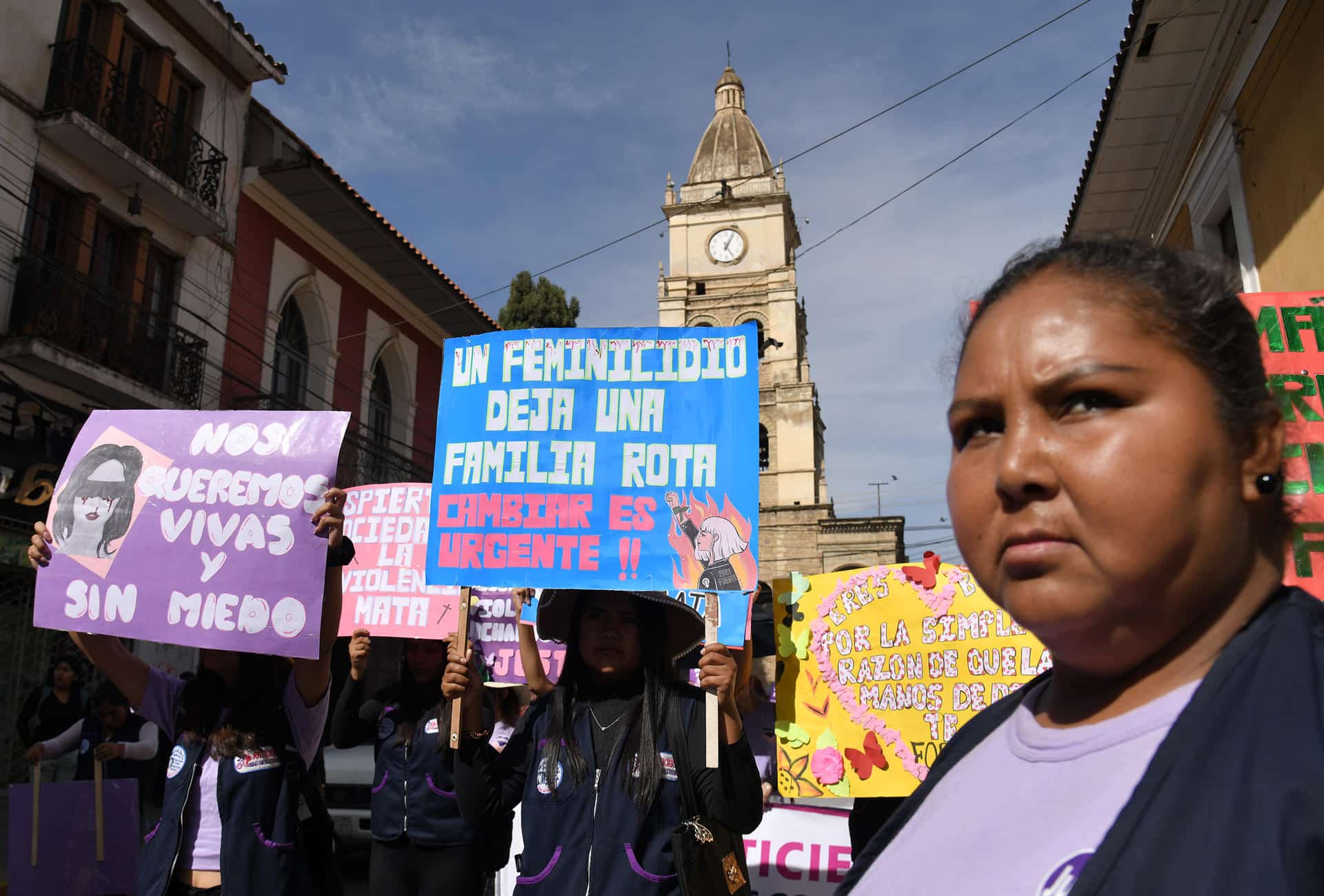 Mujeres sostienen carteles durante una marcha en el Día Internacional de la Eliminación de la Violencia contra la Mujer este 25 de noviembre de 2024, en Cochabamba (Bolivia). EFE/Jorge Ábrego