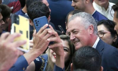 El técnico de la selección de Paraguay, Gustavo Alfaro, se toma fotos con los asistentes a la conferencia "Liderazgo y desarrollo humano. EFE/Nina Osorio