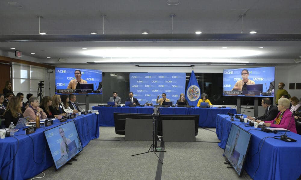 La presidenta de la Comisión Interamericana de Derechos Humanos (CIDH), Roberta Clark (c), habla durante una audiencia de la Comisión Interamericana de Derechos Humanos (CIDH), este martes en la sede del organismo en Washington (Estados Unidos). EFE/ Lenin Nolly