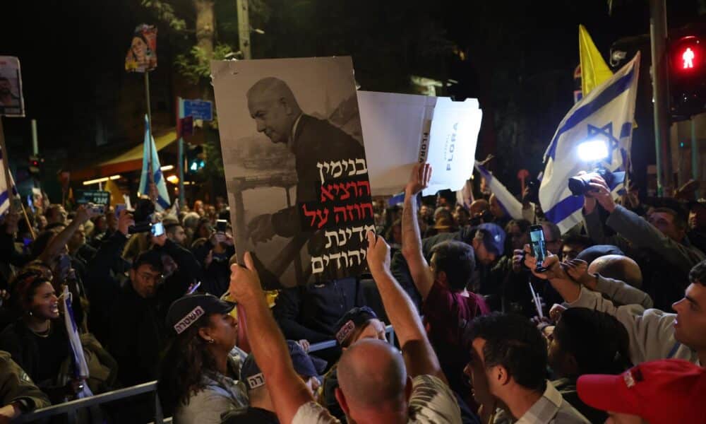 Manifestantes antigubernamentales salen a las calles después de que el primer ministro israelí anunciara que había despedido al ministro de Defensa, Yoav Gallant, frente a la residencia del primer ministro en Jerusalén. EFE/EPA/ABIR SULTAN