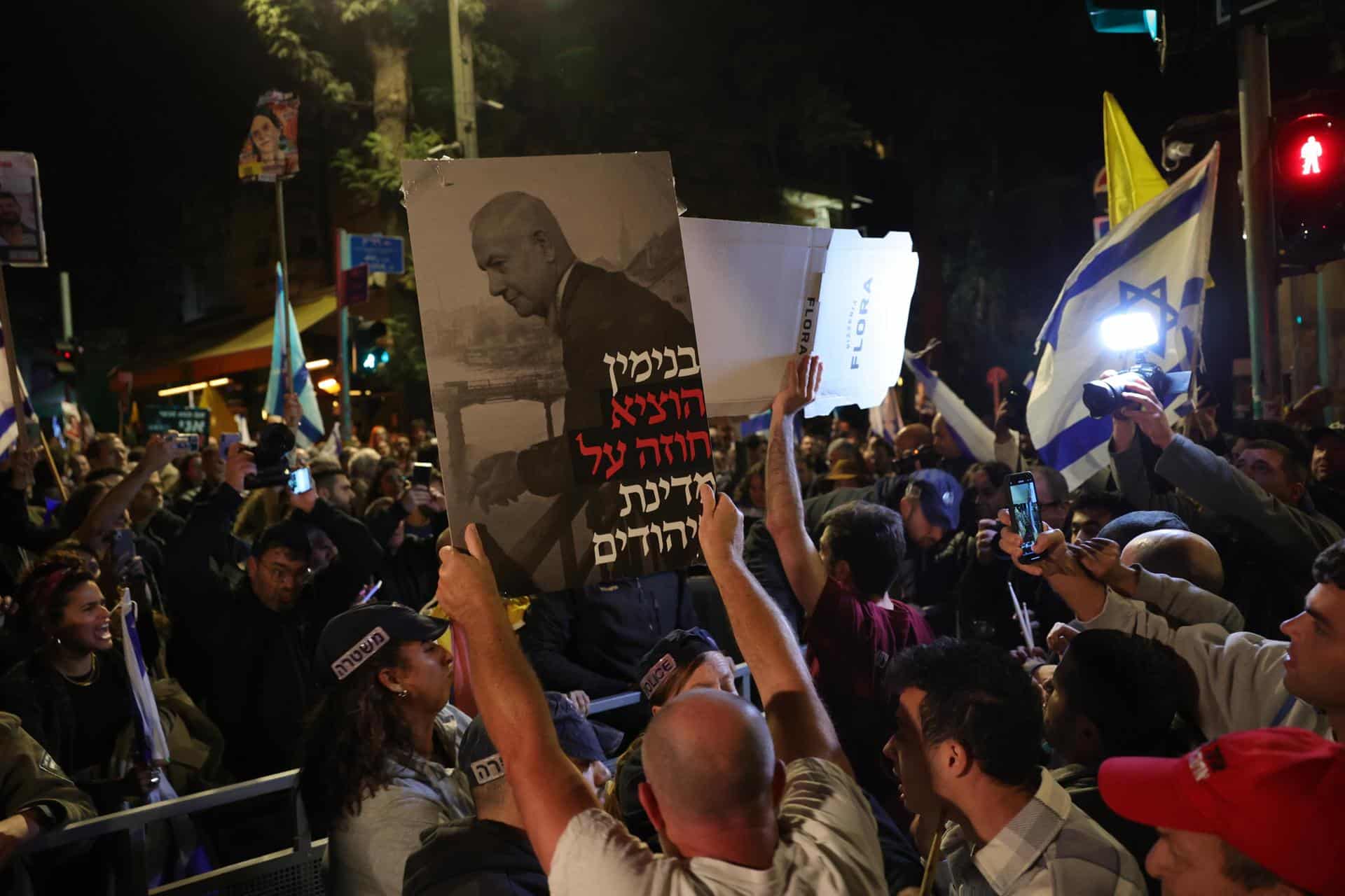 Manifestantes antigubernamentales salen a las calles después de que el primer ministro israelí anunciara que había despedido al ministro de Defensa, Yoav Gallant, frente a la residencia del primer ministro en Jerusalén. EFE/EPA/ABIR SULTAN