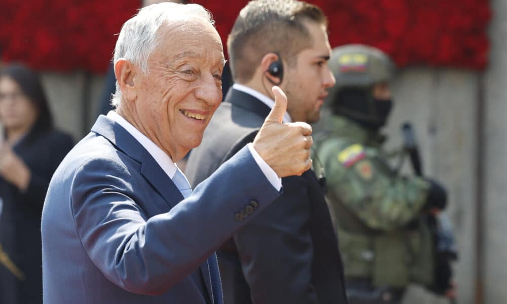 El presidente de Portugal, Marcelo Rebelo de Sousa , saluda al llegar al museo Pumapungo donde se lleva a cabo la XXIX Cumbre Iberoamericana este viernes en Cuenca (Ecuador). EFE/ Mariscal