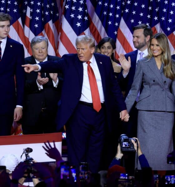 Donald J. Trump junto a su esposa Melania Trump y su hijo Barron Trump celebran en Florida su victoria en las elecciones de EE.UU. EFE/EPA/CRISTOBAL HERRERA-ULASHKEVICH