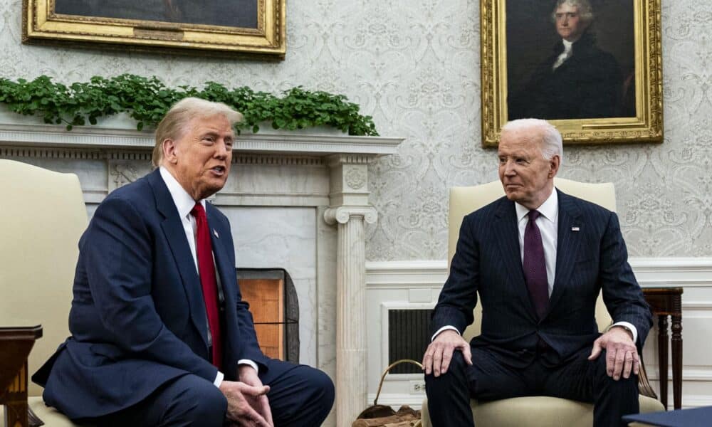 El presidente electo Donald Trump (i) y el presidente Joe Biden (d) conversan durante una reunión en la Oficina Oval de la Casa Blanca, en Washington DC. EFE/EPA/AL Drago/Pool