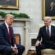 El presidente electo Donald Trump (i) y el presidente Joe Biden (d) conversan durante una reunión en la Oficina Oval de la Casa Blanca, en Washington DC. EFE/EPA/AL Drago/Pool