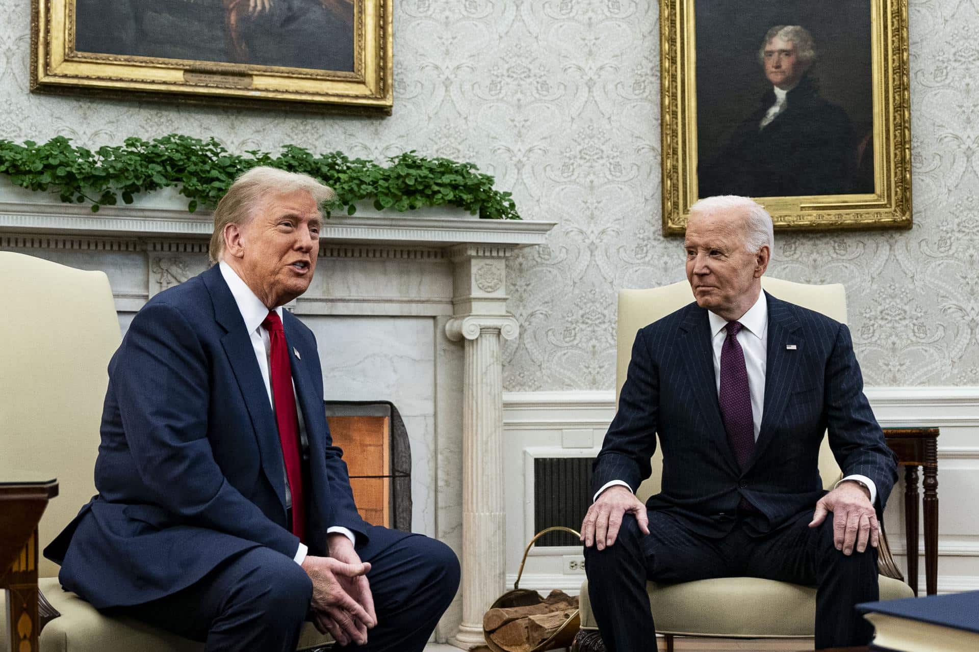 El presidente electo Donald Trump (i) y el presidente Joe Biden (d) conversan durante una reunión en la Oficina Oval de la Casa Blanca, en Washington DC. EFE/EPA/AL Drago/Pool